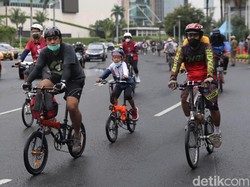 Pesepeda Penuhi Kawasan Bundaran HI di Hari Terakhir Long Weekend