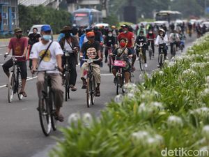 Corona Terus Melonjak, Bundaran HI Masih Ramai Didatangi Warga Corona Terus Melonjak, Bundaran HI Masih Ramai Didatangi Warga