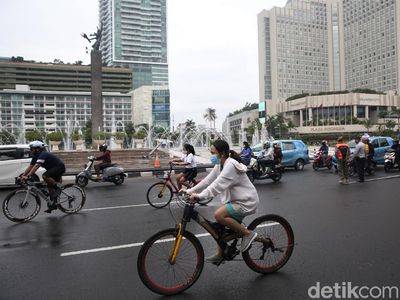 Bundaran HI Ramai Pesepeda di Hari Terakhir PSBB Transisi Jakarta