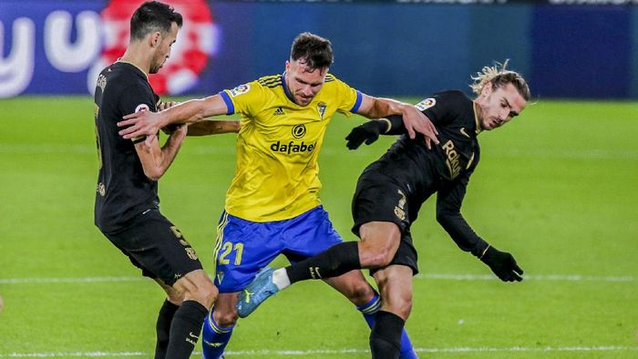 Cadiz vs Barcelona Cadizs Alvaro Gimenez, center, challenges for the ball with Barcelonas Sergio Busquets, left, and Barcelonas Antoine Griezmann during the Spanish La Liga soccer match between Cadiz and FC Barcelona at the Ramon Carranza stadium in Cadiz, Spain, Saturday Dec. 5, 2020. (AP Photo/Alvaro Rivero)