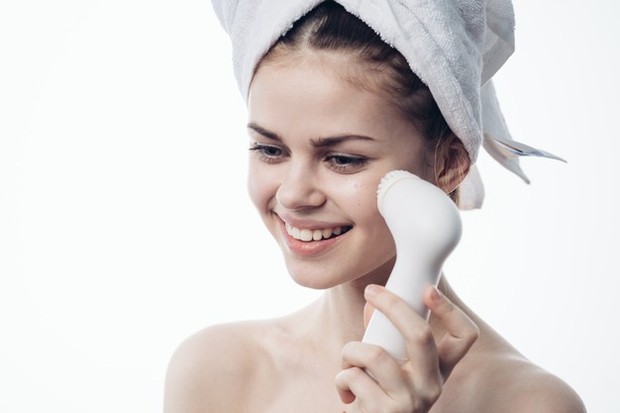 cara menggunakan facial cleansing brush/foto: freepik.com