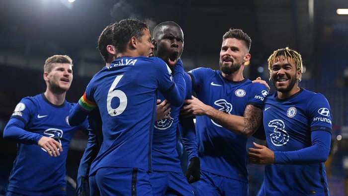 LONDON, ENGLAND - DECEMBER 05: Kurt Zouma of Chelsea celebrates with teammates Thiago Silva, Olivier Giroud and Reece James after scoring their teams second goal during the Premier League match between Chelsea and Leeds United at Stamford Bridge on December 05, 2020 in London, England. A limited number of fans are welcomed back to stadiums to watch elite football across England. This was following easing of restrictions on spectators in tiers one and two areas only. (Photo by Mike Hewitt/Getty Images)