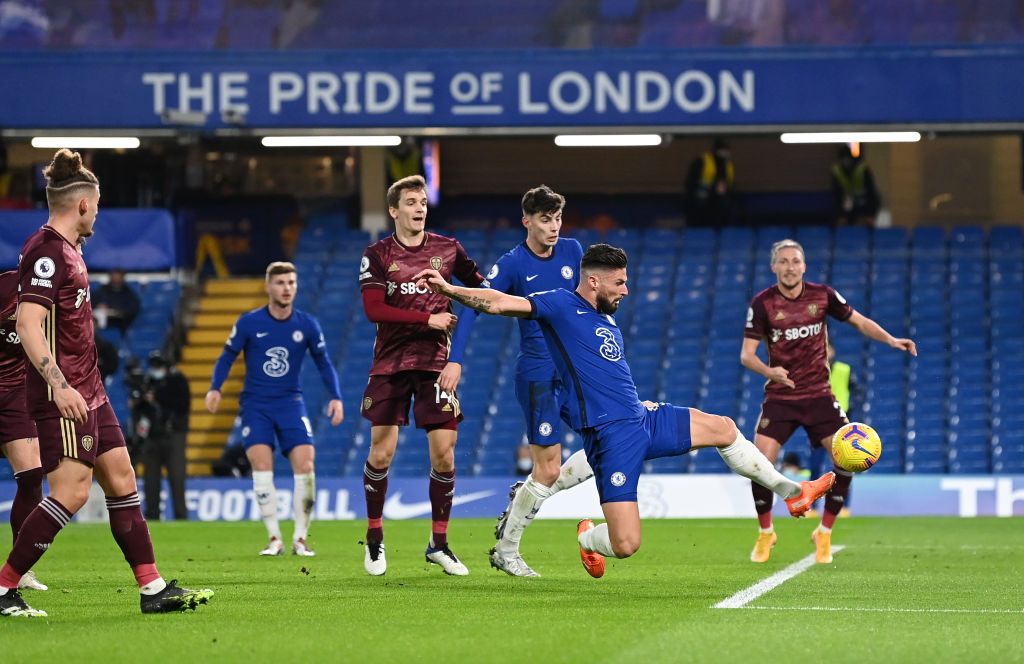 LONDON, ENGLAND - DECEMBER 05: Olivier Giroud of Chelsea celebrates after scoring their team's first goal during the Premier League match between Chelsea and Leeds United at Stamford Bridge on December 05, 2020 in London, England. A limited number of fans are welcomed back to stadiums to watch elite football across England. This was following easing of restrictions on spectators in tiers one and two areas only. (Photo by Daniel Leal-Olivas - Pool/Getty Images)