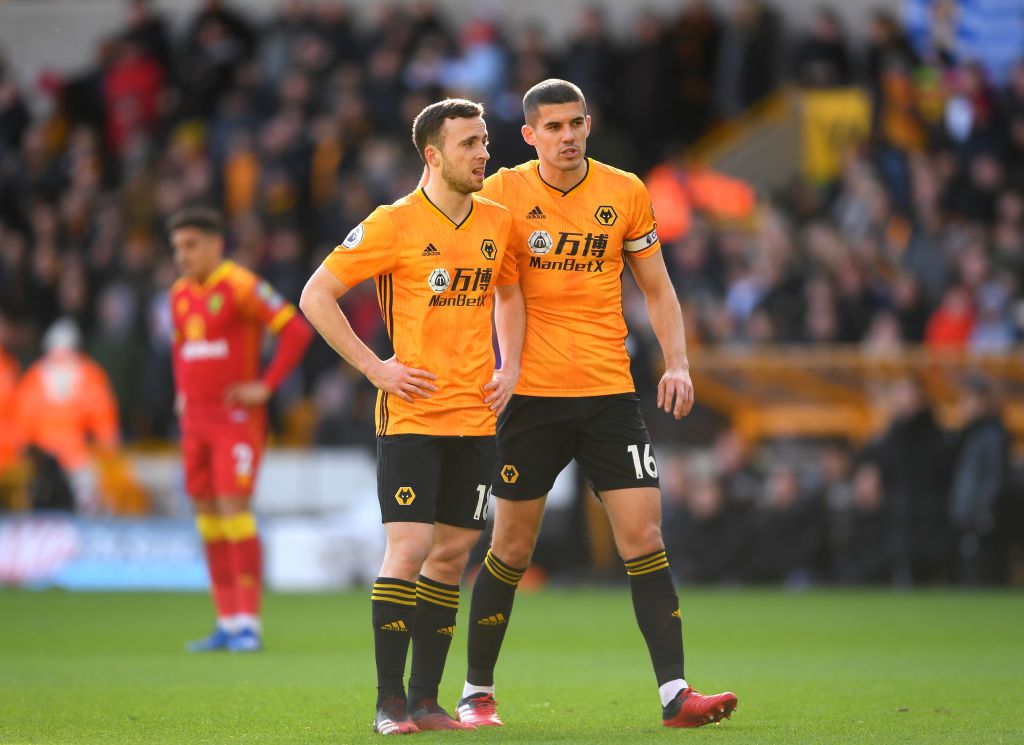 WOLVERHAMPTON, INGGRIS - 23 FEBRUARI: Diogo Jota dari Wolverhampton Wanderers menunggu keputusan VAR setelah mencetak gol pembuka timnya selama pertandingan Liga Premier antara Wolverhampton Wanderers dan Norwich City di Molineux pada 23 Februari 2020 di Wolverhampton, Britania Raya.  (Foto oleh Laurence Griffiths / Getty Images)