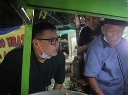 Crazy Rich Surabaya Borong Tahu Telor Kakek 80 Tahun