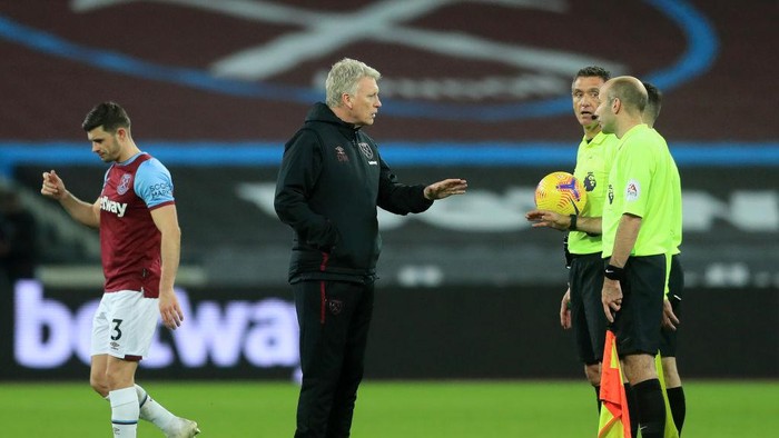 LONDON, ENGLAND - DECEMBER 05: David Moyes, Manager of West Ham United speaks with Referee Andre Marriner following during the Premier League match between West Ham United and Manchester United at London Stadium on December 05, 2020 in London, England. A limited number of fans are welcomed back to stadiums to watch elite football across England. This was following easing of restrictions on spectators in tiers one and two areas only. (Photo by Adam Davy - Pool/Getty Images)