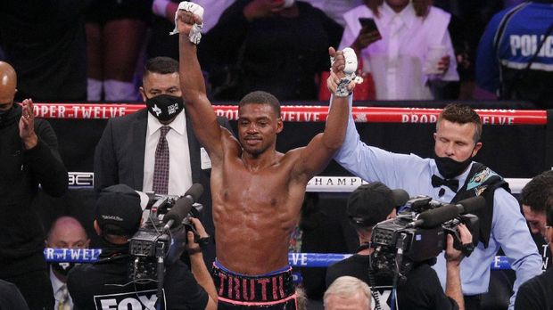 Errol Spence Jr. celebrates after defeating Danny Garcia by unanimous decision in the WBC-IBF welterweight boxing bout in Arlington, Texas, Saturday, Dec. 5, 2020. (AP Photo/Brandon Wade)