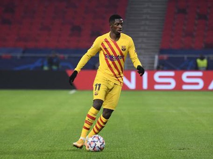 Barcelonas French forward Ousmane Dembele controls the ball during the UEFA Champions League Group G football match Ferencvaros TC v FC Barcelona in Budapest on December 2, 2020. (Photo by ATTILA KISBENEDEK / AFP)