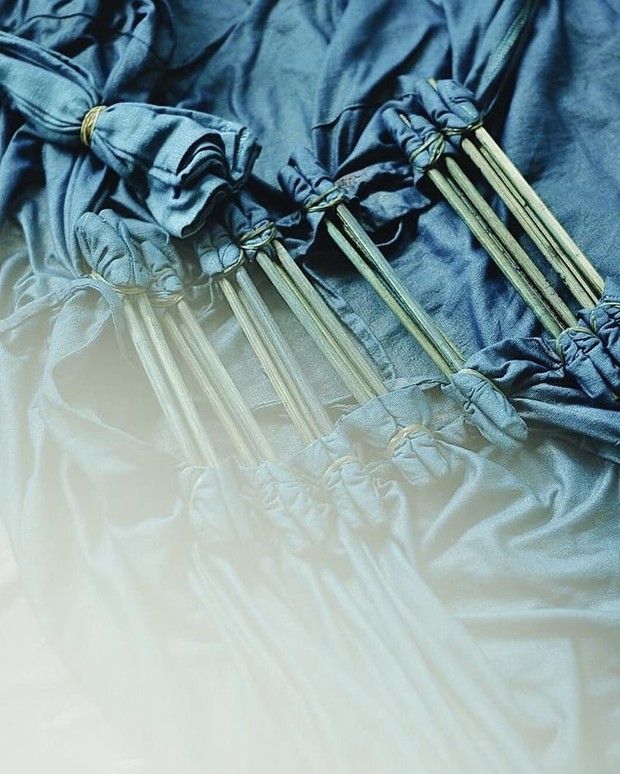 Teknik jumputan dengan pewarna alami dari tumbuhan oleh brand lokal OSEM.