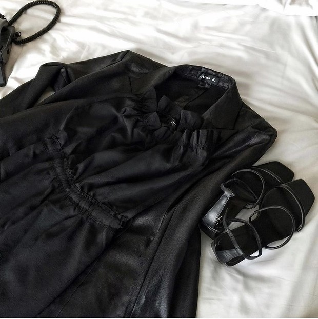 Produk jumpsuit brand Elias & terbuat dari bahan Alexander McQueen.