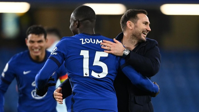 LONDON, ENGLAND - DECEMBER 05: Frank Lampard, Manager of Chelsea reacts with Kurt Zouma following the Premier League match between Chelsea and Leeds United at Stamford Bridge on December 05, 2020 in London, England. A limited number of fans are welcomed back to stadiums to watch elite football across England. This was following easing of restrictions on spectators in tiers one and two areas only. (Photo by Mike Hewitt/Getty Images)