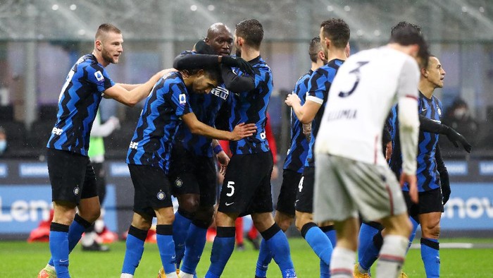 MILAN, ITALY - DECEMBER 05: Romelu Lukaku of Inter Milan celebrates with teammates after scoring their teams first goal during the Serie A match between FC Internazionale and Bologna FC at Stadio Giuseppe Meazza on December 05, 2020 in Milan, Italy. Football Stadiums around Italy remain empty due to the Coronavirus Pandemic as Government social distancing laws prohibit fans inside venues resulting in fixtures being played behind closed doors. (Photo by Marco Luzzani/Getty Images)