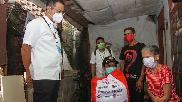 Social Minister Juliari P Batubara (left) delivers an assistance package to residents affected by COVID-19 in Beji, Depok, West Java, on Thursday (5/14/2020).  A total of 123,881 central government food packages were distributed to underprivileged people in the city of Depok to ease the economic burden amid the COVID-19 pandemic.  BETWEEN PHOTOS / Asprilla Dwi Adha / nz