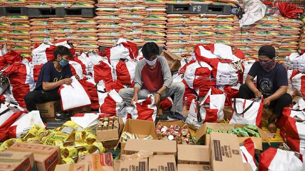 Pekerja mengemas paket bantuan sosial (bansos) di Gudang Food Station Cipinang, Jakarta, Rabu (22/4/2020). Pemerintah menyalurkan paket bansos masing-masing sebesar Rp600 ribu per bulan selama tiga bulan sebagai upaya untuk mencegah warga tidak mudik dan meningkatkan daya beli selama pandemi COVID-19 kepada warga yang membutuhkan di wilayah Jabodetabek. ANTARA FOTO/M Risyal Hidayat/aww.