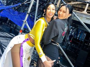 Iseng! Jessi Pegang Bokong Hwasa MAMAMOO di Backstage MAMA 2020