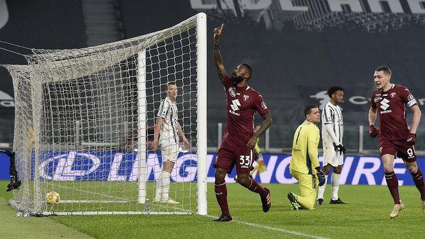 Torino's Nicolas Nkoulou celebrates after scoring during the Serie A soccer match between Juventus and Torino at the Allianz Stadium in Turin, Italy, Saturday, Dec. 5, 2020. (Fabio Ferrari/LaPresse via AP)