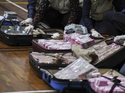 Penampakan Tumpukan Uang Diduga Suap Bansos Corona dalam Koper
