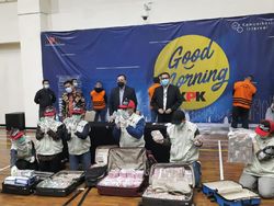 Duit Disita KPK di OTT Pejabat Kemensos: Rp 11,9 M, USD 171.085, SGD 23.000