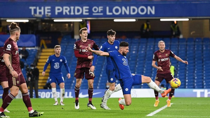 LONDON, ENGLAND - DECEMBER 05: Olivier Giroud of Chelsea scores their teams first goal during the Premier League match between Chelsea and Leeds United at Stamford Bridge on December 05, 2020 in London, England. A limited number of fans are welcomed back to stadiums to watch elite football across England. This was following easing of restrictions on spectators in tiers one and two areas only. (Photo by Daniel Leal-Olivas - Pool/Getty Images)