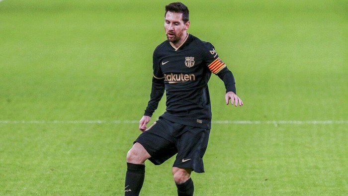 Barcelonas Lionel Messi controls the ball during the Spanish La Liga soccer match between Cadiz and FC Barcelona at the Ramon Carranza stadium in Cadiz, Spain, Saturday Dec. 5, 2020. (AP Photo/Alvaro Rivero)