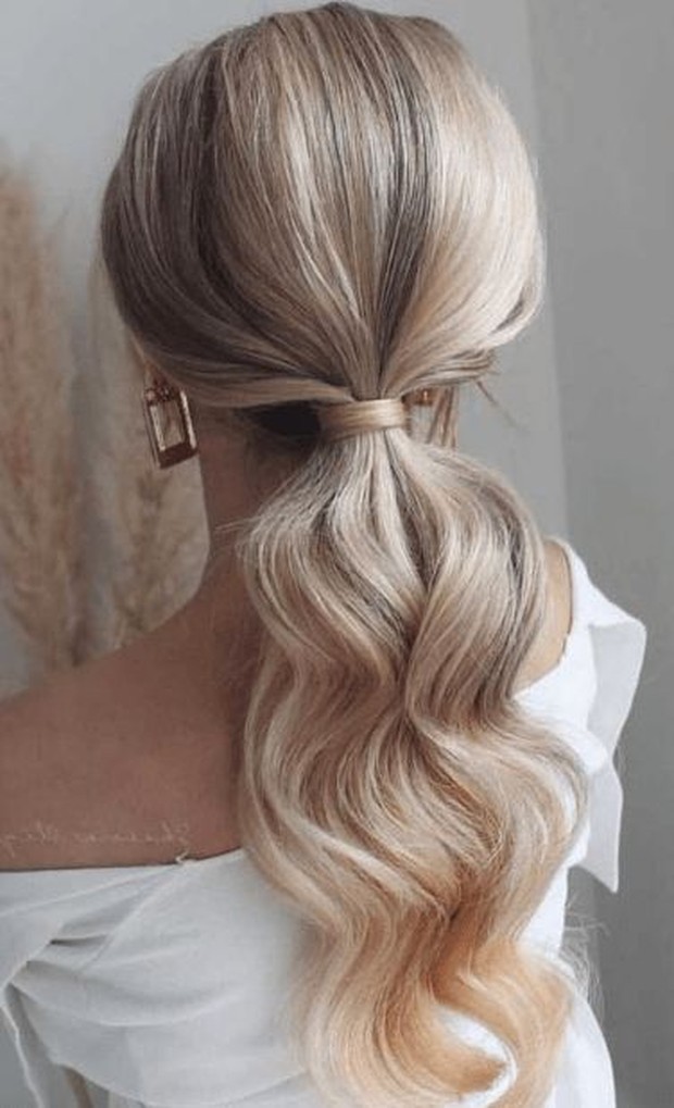 Hairstyle satu ini sangat cocok untuk wanita berambut panjang dan tebal.