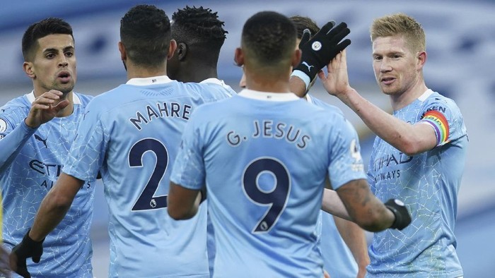 Manchester Citys Kevin De Bruyne, right, celebrates with team mates after scoring his sides second goal from a penalty kick during an English Premier League soccer match between Manchester City and Fulham at the Etihad stadium in Manchester, England, Saturday, Dec. 5, 2020. (AP Photo/Dave Thompson)
