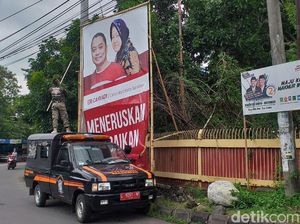 Bawaslu Mulai Bersihkan APK Peserta Pilwali Surabaya di Masa Tenang Bawaslu Mulai Bersihkan APK Peserta Pilwali Surabaya di Masa Tenang