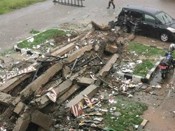 Menara Masjid Islamic Indramayu Ambruk Timpa Mobil