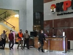 Menteri Sosial Juliari Batubara Kini Diborgol dan Pakai Rompi Tahanan KPK