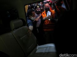Momen Mensos Juliari Batubara Digelandang ke Rutan KPK Momen Mensos Juliari Batubara Digelandang ke Rutan KPK