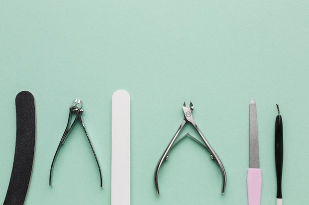 Yang paling utama dan penting dari melakukan pedikur kuku adalah nail kit.