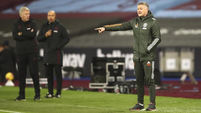 Manchester Uniteds manager Ole Gunnar Solskjaer stands on the touchline during the English Premier League soccer match between West Ham United and Manchester United at the London stadium in London, England, Saturday, Dec. 5, 2020. (Julian Finney/Pool Via AP)