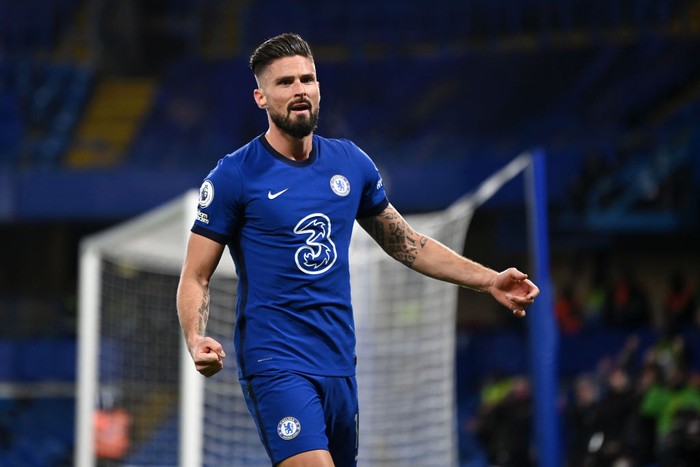 LONDON, ENGLAND - DECEMBER 05: Olivier Giroud of Chelsea celebrates after scoring their teams first goal during the Premier League match between Chelsea and Leeds United at Stamford Bridge on December 05, 2020 in London, England. A limited number of fans are welcomed back to stadiums to watch elite football across England. This was following easing of restrictions on spectators in tiers one and two areas only. (Photo by Daniel Leal-Olivas - Pool/Getty Images)
