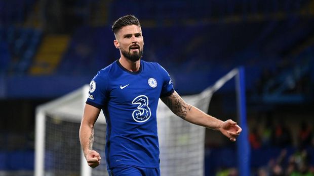 LONDON, ENGLAND - DECEMBER 05: Olivier Giroud of Chelsea celebrates after scoring their team's first goal during the Premier League match between Chelsea and Leeds United at Stamford Bridge on December 05, 2020 in London, England. A limited number of fans are welcomed back to stadiums to watch elite football across England. This was following easing of restrictions on spectators in tiers one and two areas only. (Photo by Daniel Leal-Olivas - Pool/Getty Images)