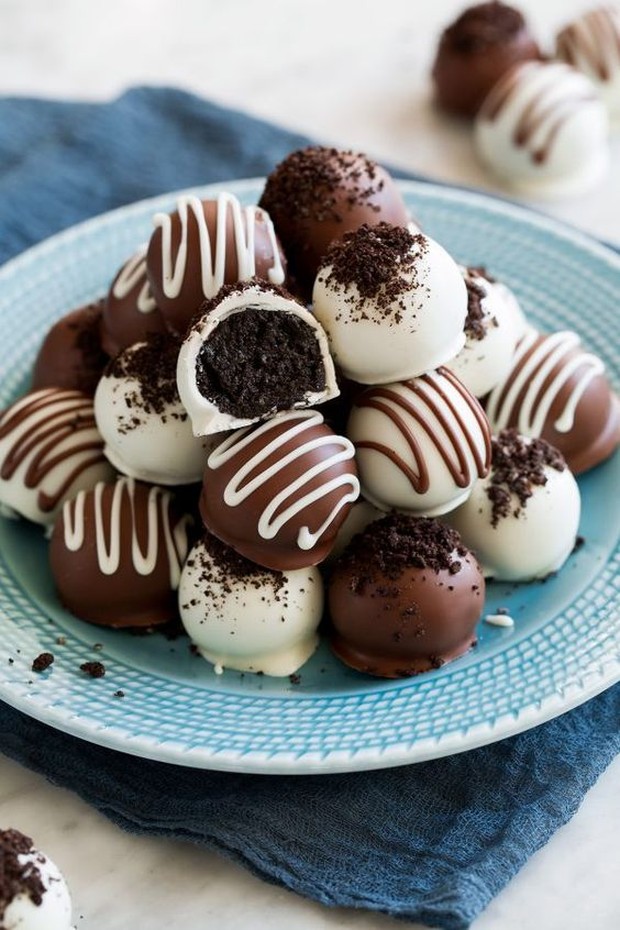 Oreo truffles/pinterest.com/cookingclassy Dessert ini juga bisa disesuaikan dengan selera dan bisa dihias sekreatif mungkin.