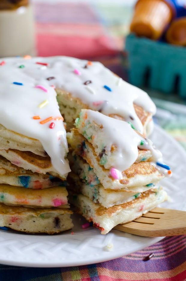 Pancake cake/pinterest.com/seededatthetable Buatlah pancake dengan banyak tumpukan kemudian bisa dihias sekreatif mungkin.