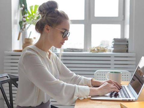 Memiliki keahlian dalam bahasa asing juga bisa kamu manfaatkan untuk mendapat tambahan uang saku.