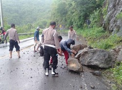 Polisi Bantu Bersihkan Material Longsor di Dompu NTB