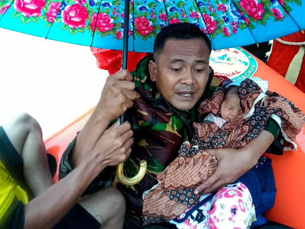 Aksi Babinsa Evakuasi Bayi Usia 4 Hari Saat Banjir di Aceh Timur