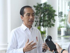1,2 Vaksin Sinovac Tiba di RI, Jokowi: Proses Vaksinasi Tak Mungkin Serentak 1,2 Vaksin Sinovac Tiba di RI, Jokowi: Proses Vaksinasi Tak Mungkin Serentak