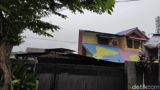 Rumah di sekitar Flyover Tapal Kuda Jaksel mulai dicat (Izzata/detikcom)