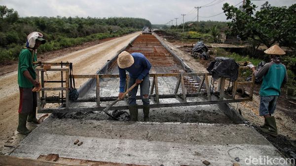 Saat Warga Bahu Membahu Perbaiki Jalan Rusak di Pulau Rupat