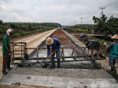 Saat Warga Bahu Membahu Perbaiki Jalan Rusak di Pulau Rupat