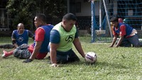 Keterbatasan tak menjadi halangan bagi para penyandang disabilitas tersebut untuk berolahraga dan meningkatkan kemampuan bermain sepak bola tangan.