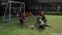 Kegiatan bermain sepak bola tangan ini menjadi salah satu aktivitas rutin yang dilakukan teman Daksa untuk bersosialisasi dengan kawan-kawan lainnya.