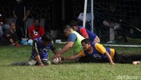 Salah satu teman Daksa, Amin, bercerita mengenai awal mula permainan sepak bola tangan ini diminati oleh para penyandang disabilitas. Dia bercerita flashback beberapa tahun yang lalu, saat ia dan teman-temannya dari Perhimpunan Penyandang Disabilitas Indonesia (PPDI) berwisata ke pantai. Awalnya dulu idenya main ke pantai iseng main bola. Yuk ah kita main bola pake tangan, kata Amin sambil menirukan ajakan temannya.