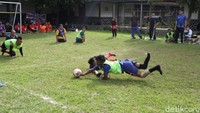 Dalam permainan tersebut, ada enam orang yang mewakili satu tim. Permainan sepak bola yang biasanya bertumpu pada kaki, kali ini diubah. Tangan menjadi senjata andalan untuk mengoper bola dan menggolkan pada gawang lawan. 