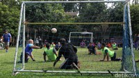 Aturan sepak bola tangan disabilitas yang dimaksud seperti cara mengoper dan menggiring bola tidak boleh menggunakan dua tangan, atau aturan menyundul dan mengoper bola serta pemain tidak boleh menguasai bola selama lima detik.