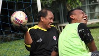 Permainan tersebut dilakukan beberapa hari yang lalu, tepatnya Kamis (3/12) di Lapang Sekolah Luar Biasa Negeri (SLBN) Cicendo, Kota Bandung. Ketua Perhimpunan Penyandang Disabilitas Indonesia (PPDI) Kota Bandung Guntur Afandi mengucapkan, rasa haru sekaligus bangga kepada teman-temannya yang berantusias saat kompetisi sepak bola tangan ini. 