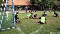 Ukuran lapangan pun standar sekitar 18x10 meter dengan lebar gawang sekitar 3 meter. Permainan berlangsung selama 40 menit dengan kurun waktu istirahat sekitar 15 menit sebagai jeda babak pertama dan kedua. 